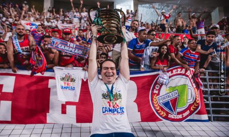 Marcelo Paz ergue a taça da Copa do Nordeste. (Foto: Matheus Lotif/Fortaleza EC)