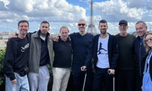 Djokovic de muletas com sua equipe em Paris / Crédito: Divulgação/Reprodução Twitter