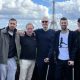 Djokovic de muletas com sua equipe em Paris / Crédito: Divulgação/Reprodução Twitter