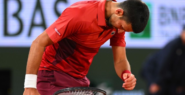 Djokovic cabisbaixo em Roland Garros / Crédito: AllAboutHQ