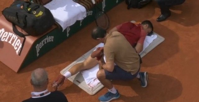 Djokovic sendo atendido em Roland Garros / Crédito: Reprodução ESPN