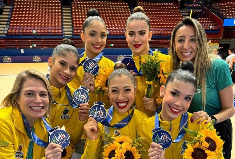 Conjunto brasileiro de ginástica rítmica com a medalha de prata (Foto: Divulgação/CBG)