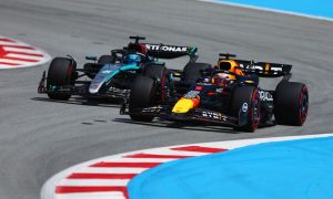 Max Verstappen ultrapassou George Russell pela liderança do GP da Espanha de F1 2024 (Foto: Clive Rose/Formula 1)