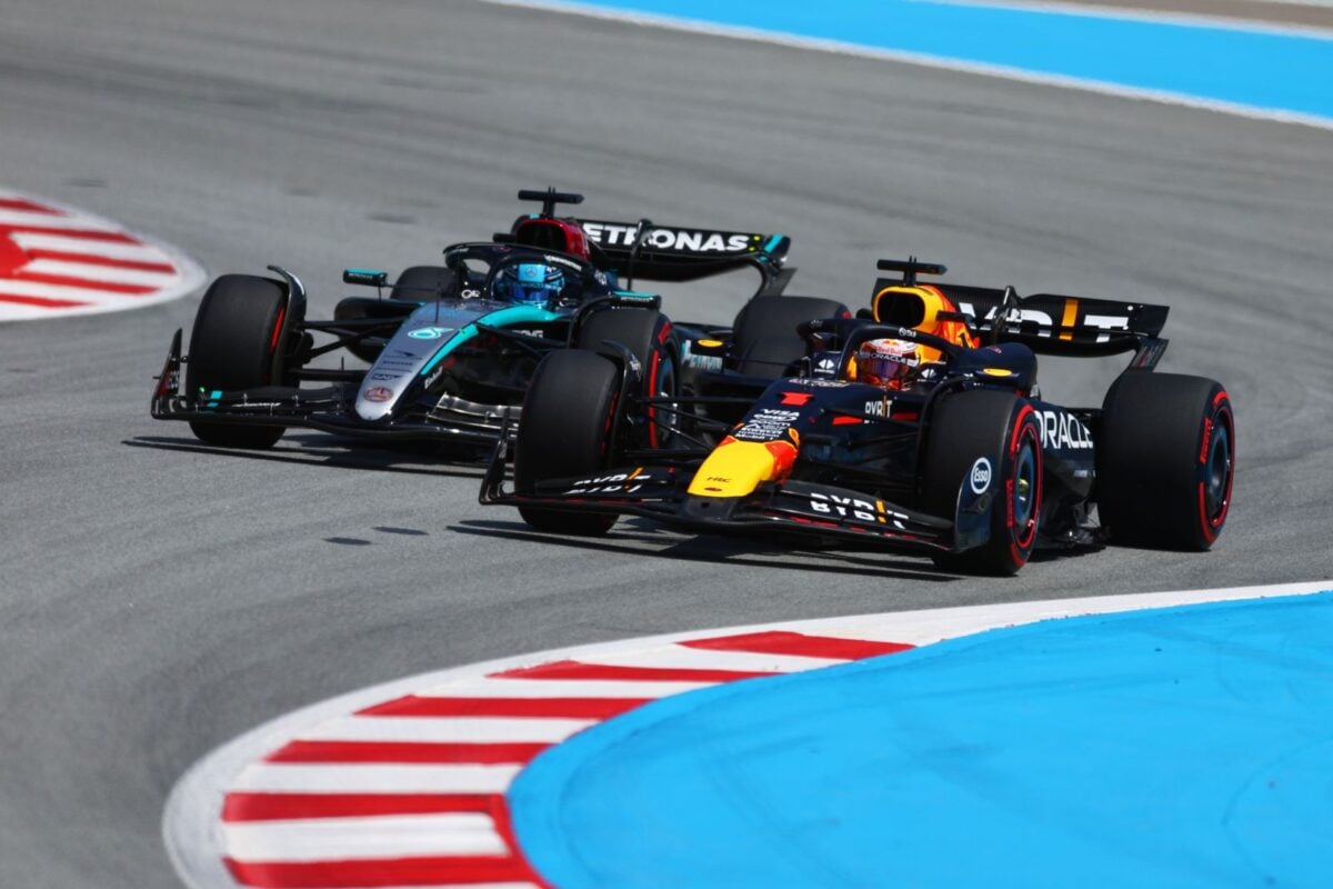 Max Verstappen ultrapassou George Russell pela liderança do GP da Espanha de F1 2024 (Foto: Clive Rose/Formula 1)