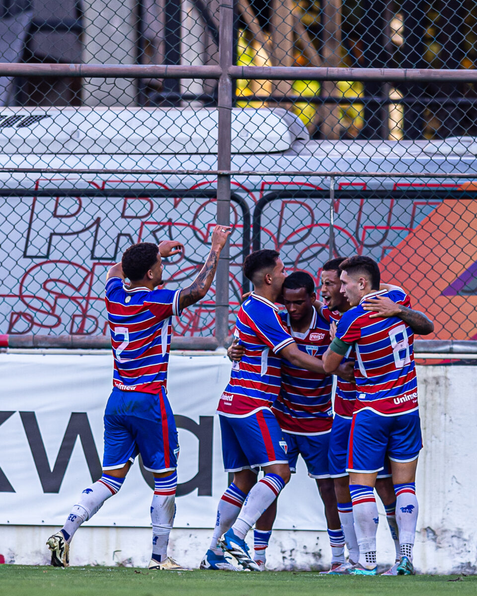 Equipe Sub-20 do Fortaleza comemora um dos gols contra o Flamengo. (Foto: Paula Reis/CBF)