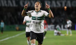 Matheus Frizzo comemora o gol do Coritiba (Foto: João Heim/Zimel Press /Divulgação X Oficial BrasileiraoB)