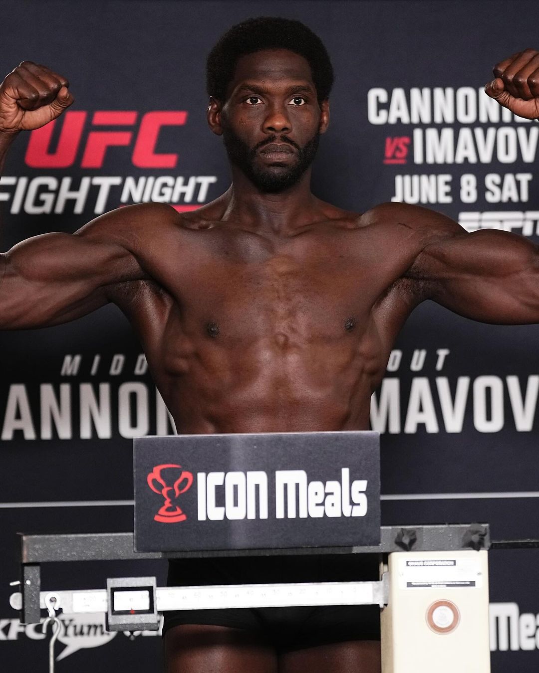 Jared Cannonier na pesagem do UFC Louisville (Foto: Divulgação/Instagram Oficial UFC)