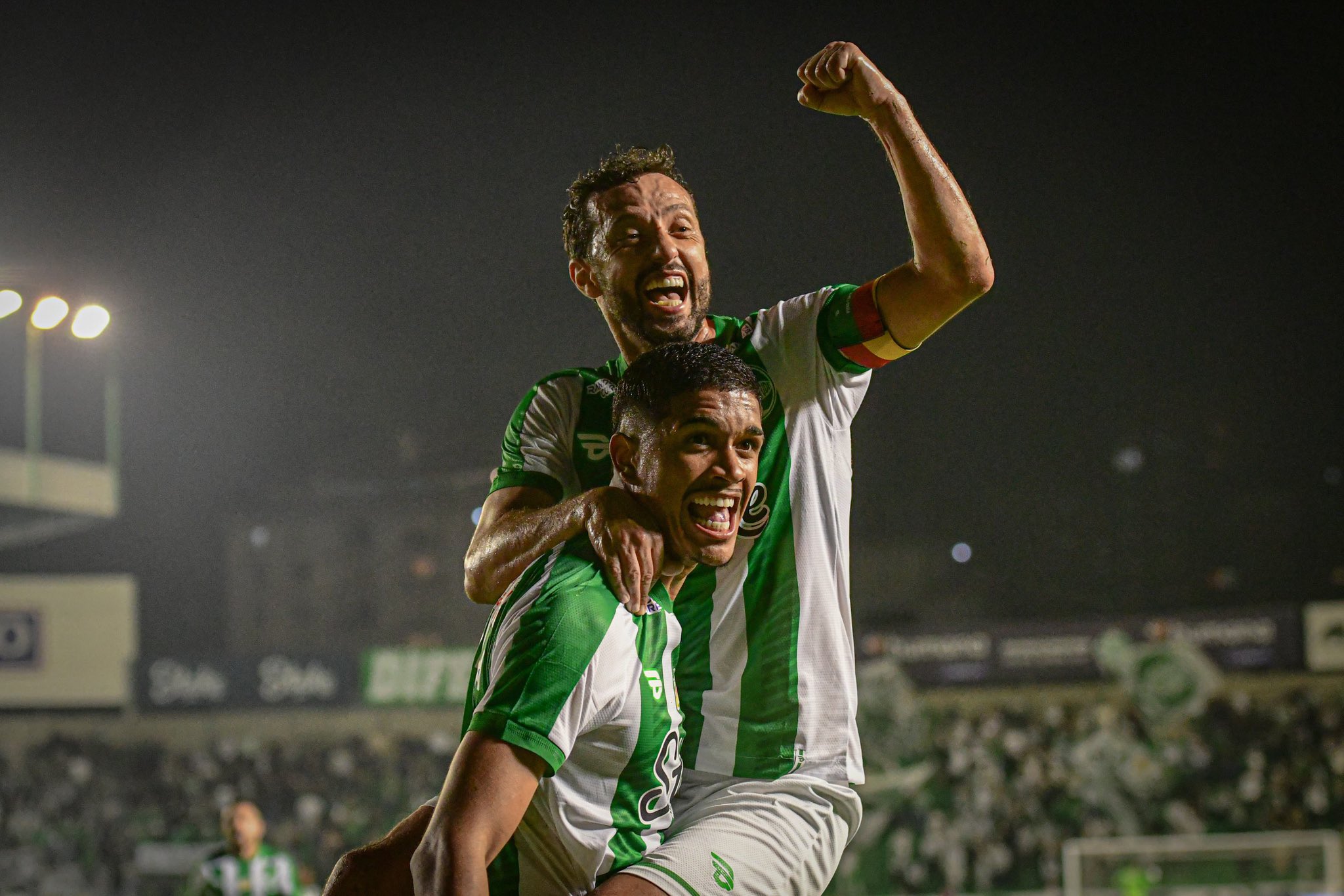 Jogadores celebram gol do Juventude (Foto: Nathan Bizotto/ECJ )