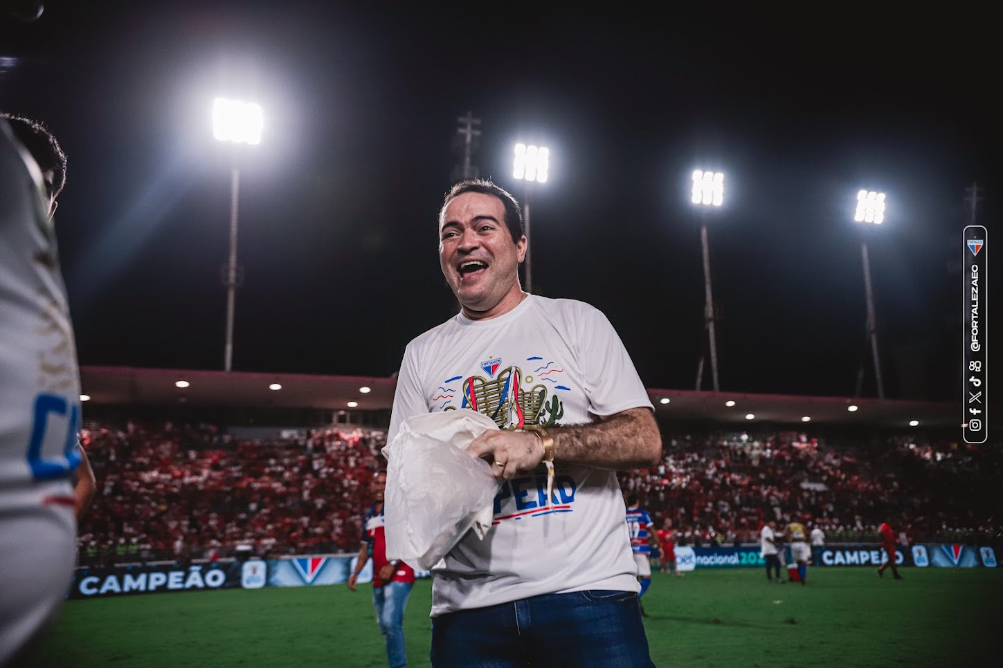 Marcelo Paz celebra título da Copa do Nordeste 2024. (Foto: Matheus Lotif/Fortaleza EC)