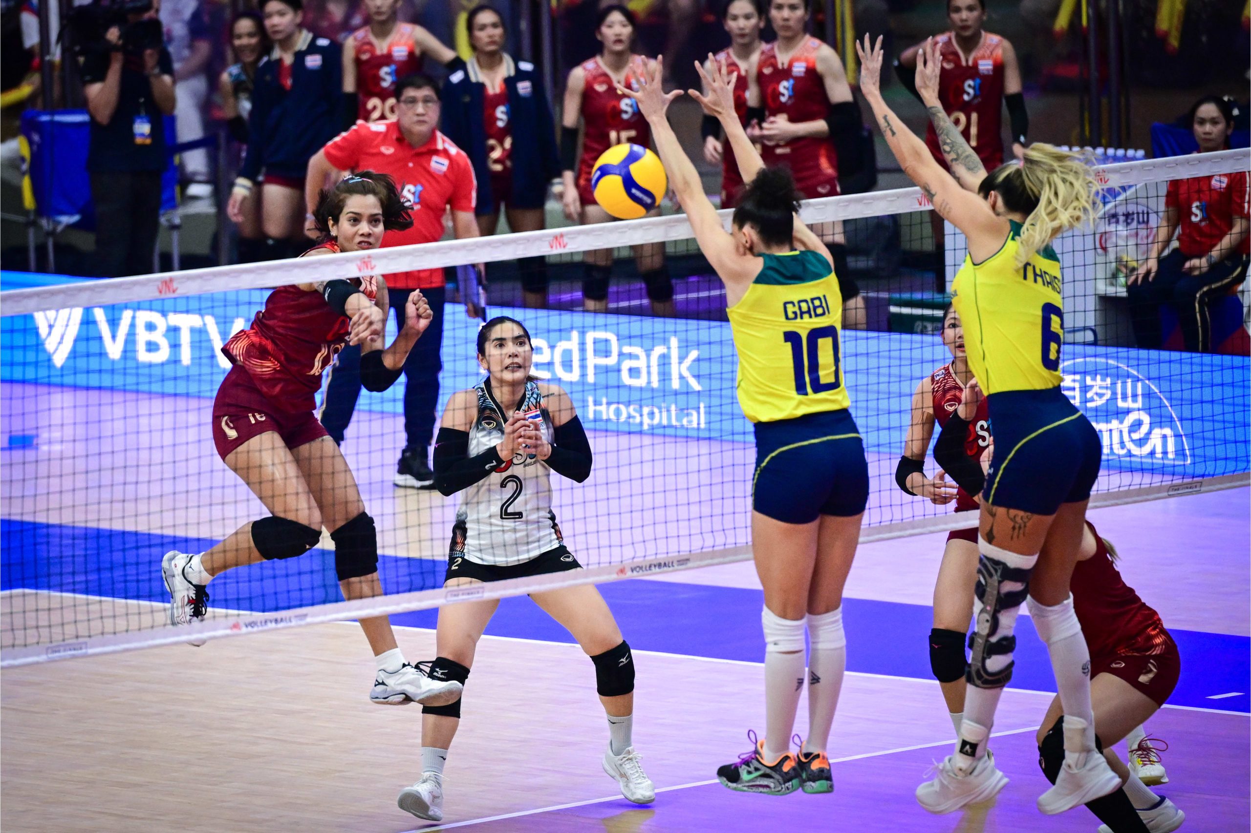 Seleção feminina de vôlei contra a Tailândia na VNL