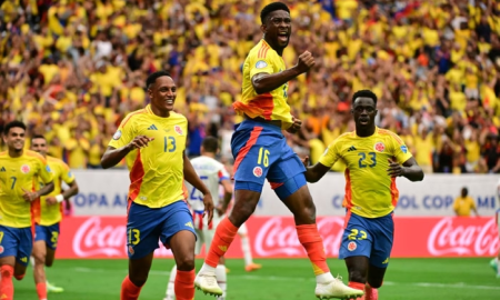 Colômbia comemora um de seus gols na partida. (Foto: Logan Riely/Getty Images)