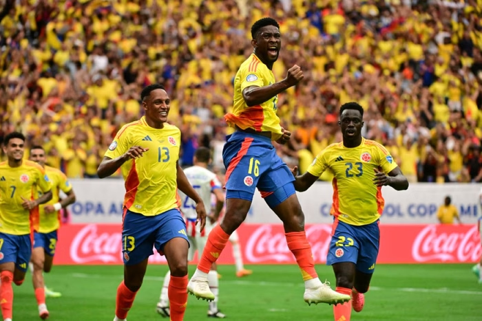 Colômbia comemora um de seus gols na partida. (Foto: Logan Riely/Getty Images)