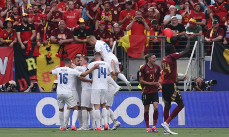 Seleção eslovaca comemora o gol da vitória contra a Bélgica. (Foto: Alex Grimm/Getty Images)