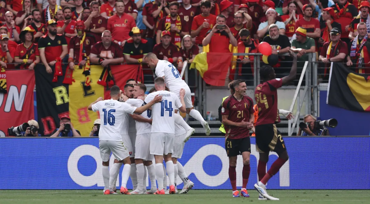 Seleção eslovaca comemora o gol da vitória contra a Bélgica. (Foto: Alex Grimm/Getty Images)