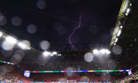 O temporal no jogo entre Alemanha e Dinamarca. (Foto: Photo by Alexander Hassenstein/Getty Images)