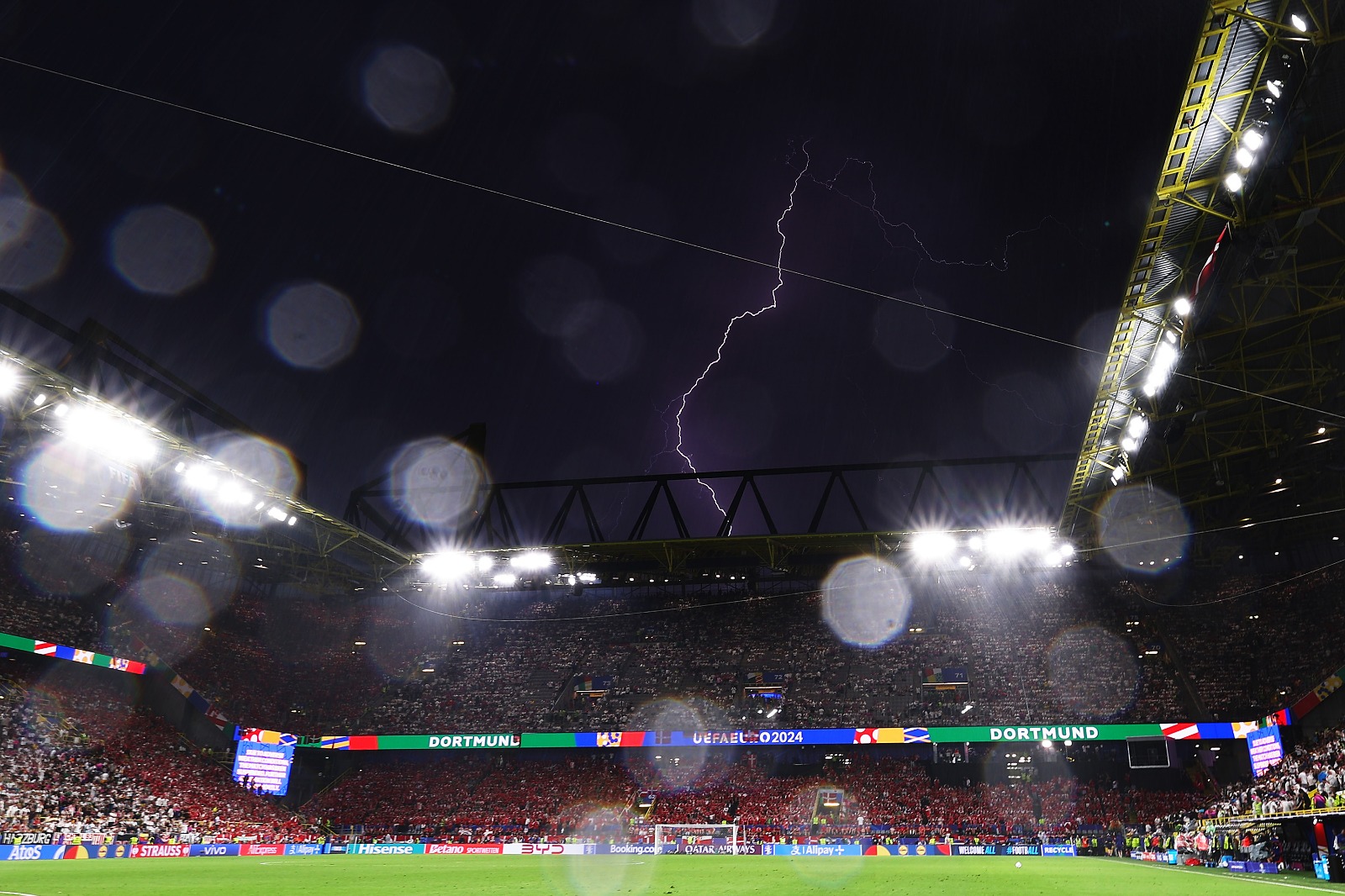 O temporal no jogo entre Alemanha e Dinamarca. (Foto: Photo by Alexander Hassenstein/Getty Images)