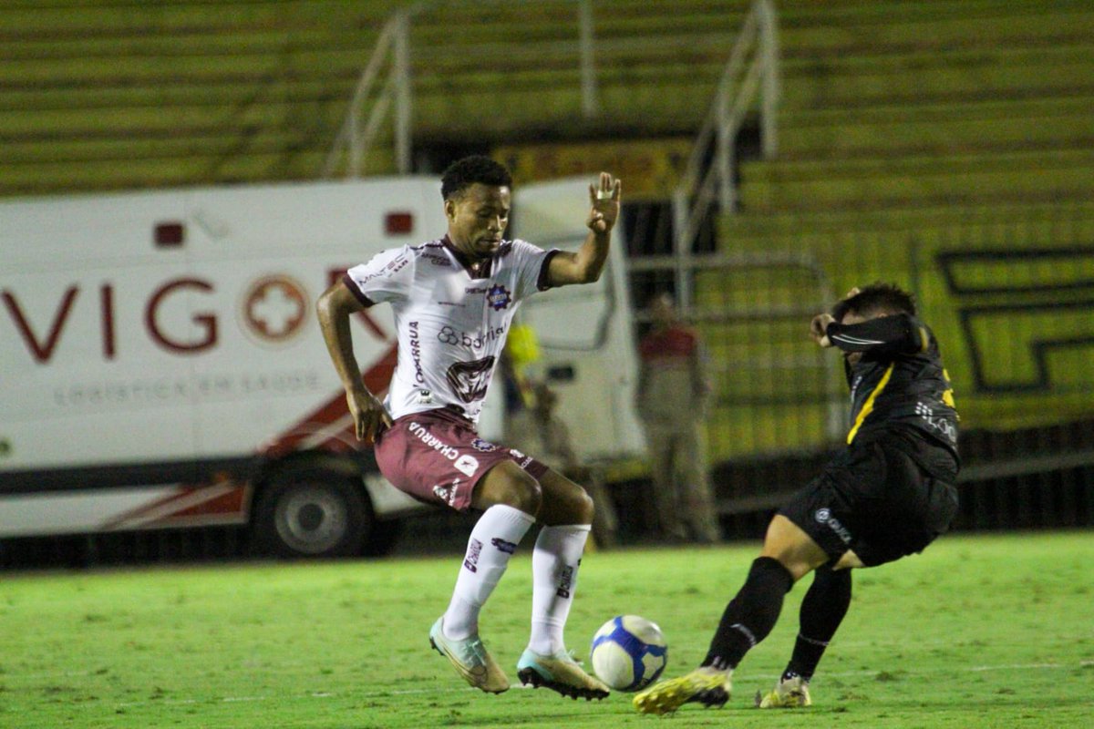 Volta Redonda e Caxias em ação no Raulino de Oliveira. (Foto: Vitor Soccol/S.E.R Caxias)