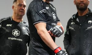 Robert Whittaker venceu por nocaute no UFC Arábia Saudita (Foto: Divulgação/UFC)