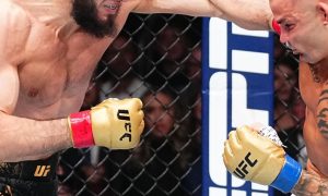 Islam Makahchev e Dustin Poirier lutam no UFC 302 (Foto: Divulgação/Instagram UFC)