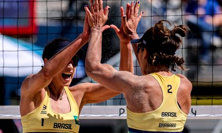 Bárbara e Carol vencem Lituânia e avançam às oitavas do vôlei de praia (Foto:Miriam Jeske/COB)