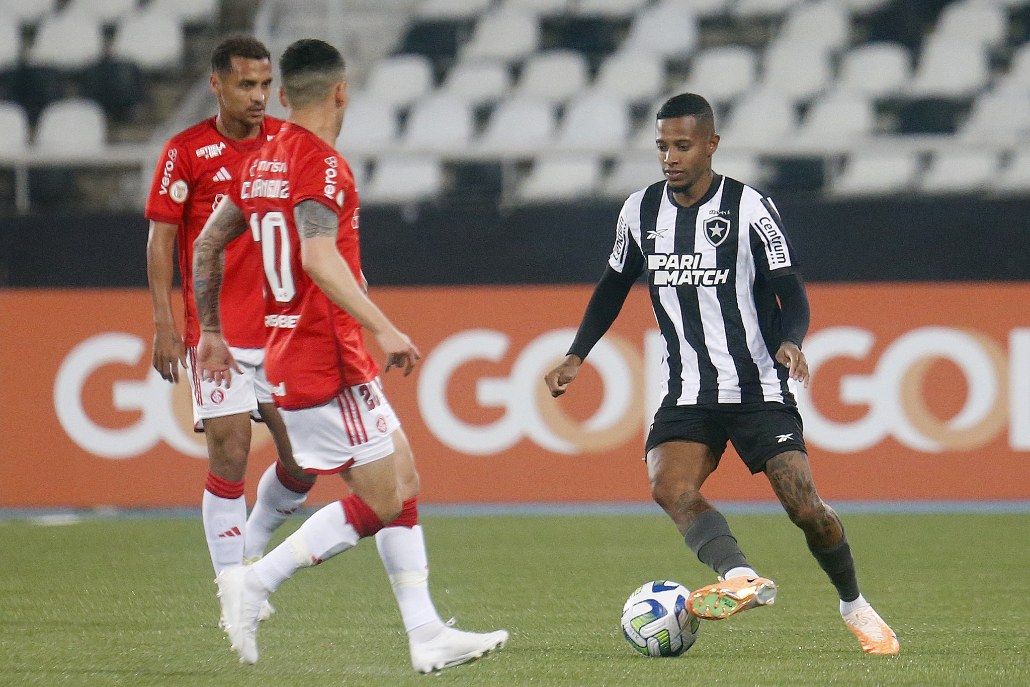 Tchê Tchê no último Botafogo x Internacional no Nilton Santos. ( Foto: Vitor Silva/Botafogo)