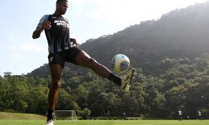 Júnior Santos no treino do Botafogo. (Foto: Vítor Silva/Botafogo)
