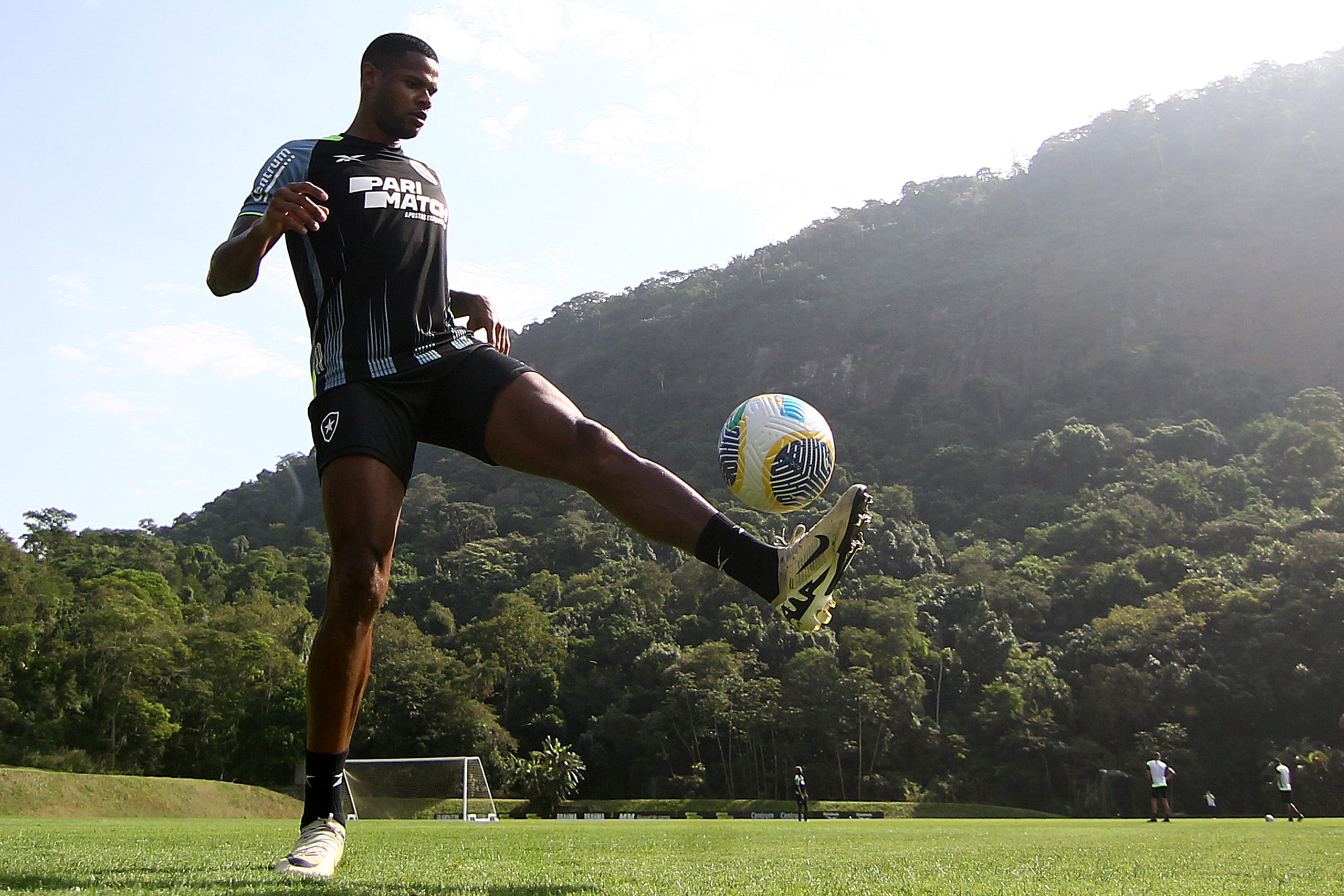 Júnior Santos no treino do Botafogo. (Foto: Vítor Silva/Botafogo)