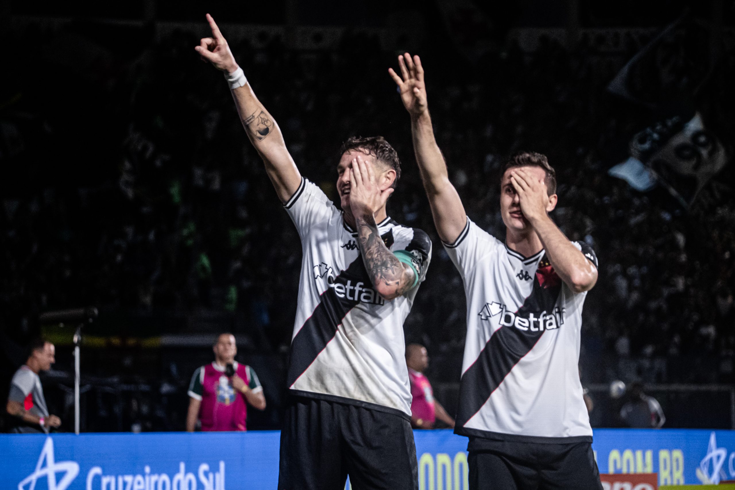 Vegetti comemora gol ao lado de Lucas Piton (Foto: Leandro Amorim/Vasco)