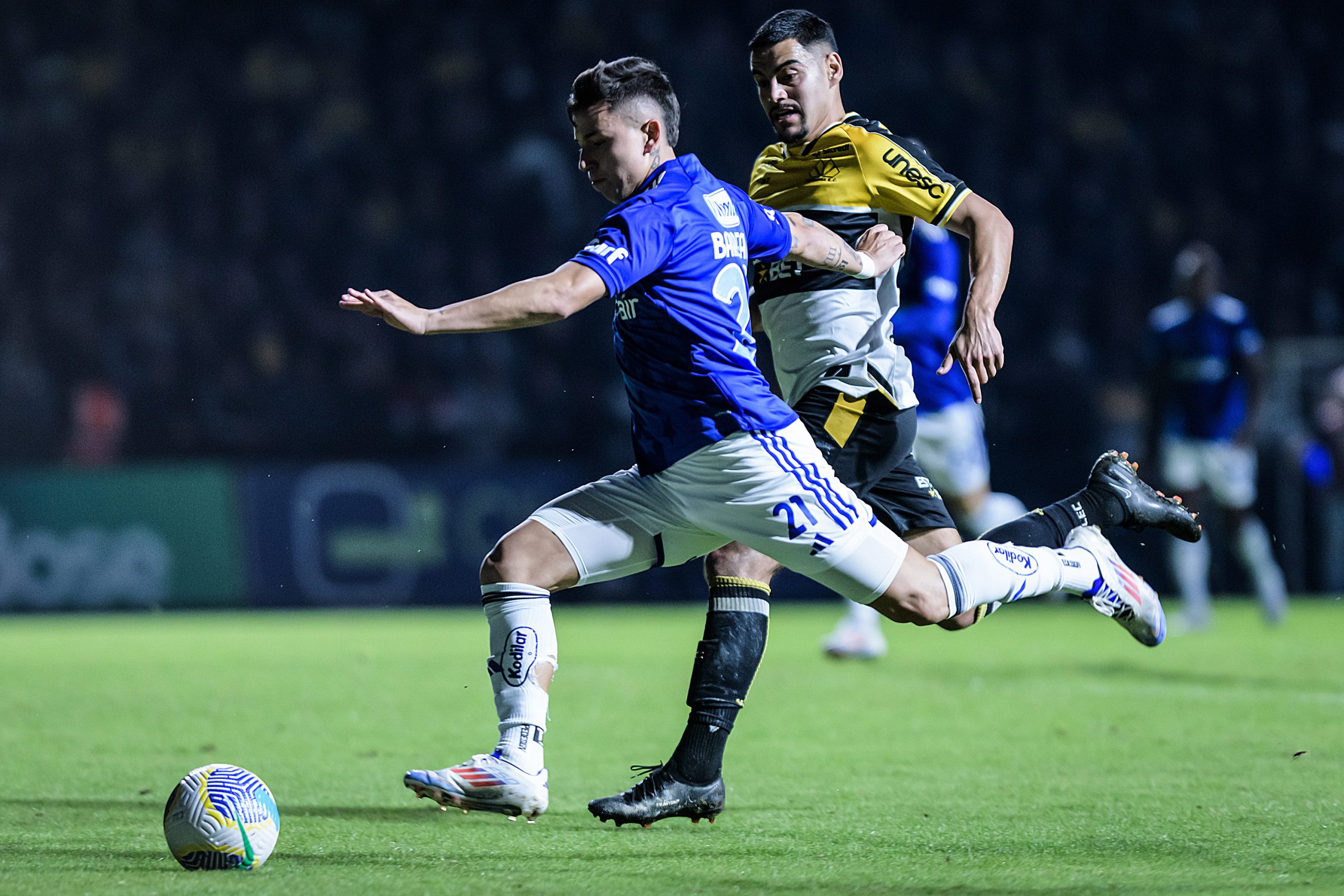 Cruzeiro pode ter volta de Barreal entre titulares. (Foto: Gustavo Aleixo/Cruzeiro)