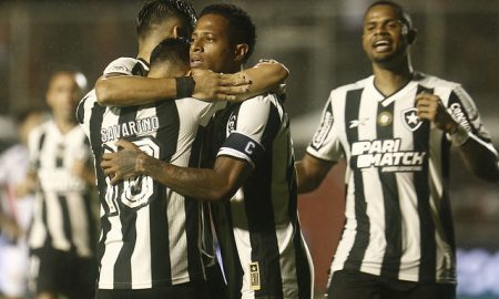 Savarino e Tchê Tchê comemoram o gol marcado (Foto: Vitor Silva/Botafogo)