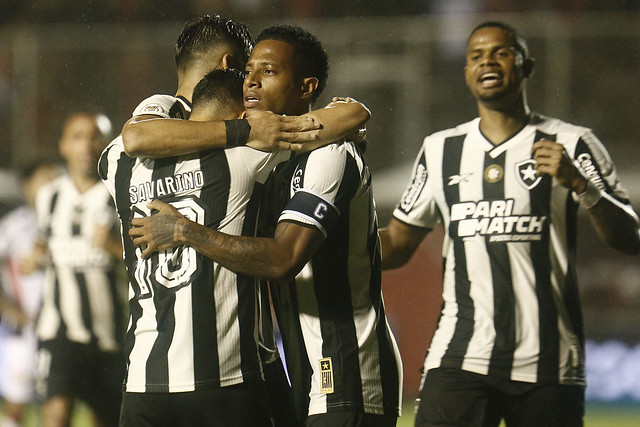 Savarino e Tchê Tchê comemoram o gol marcado (Foto: Vitor Silva/Botafogo)