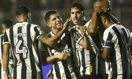 Jogadores do Botafogo comemorando o gol de Savarino. (Foto: Vitor Silva/Botafogo)