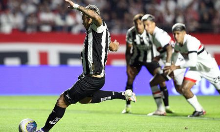 Tiquinho Soares marcou de pênalti (Foto: Vitor Silva/Botafogo)