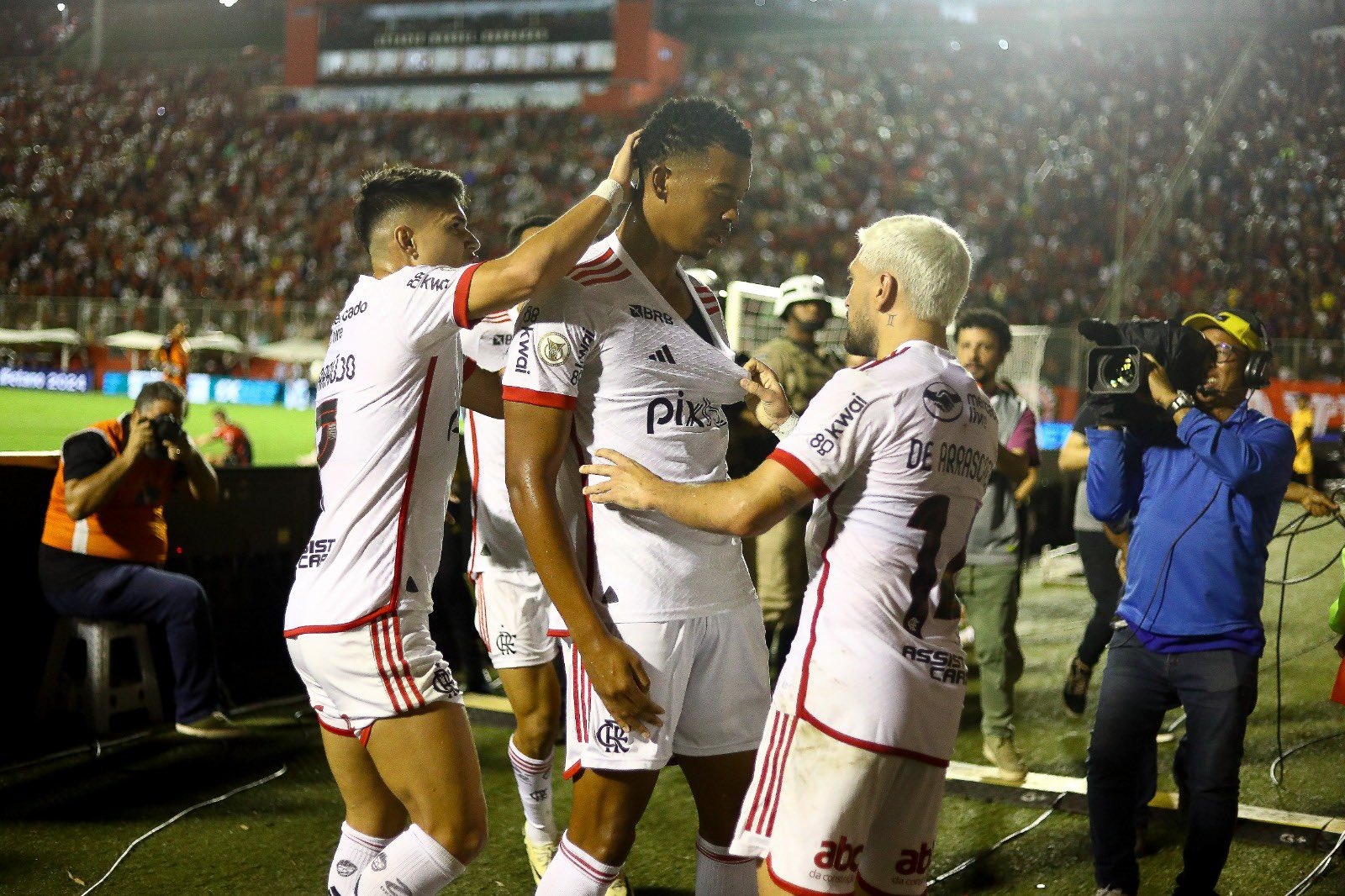 Carlinhos comemora o gol da vitória do Flamengo. Foto: Gilvan de Souza / CRF