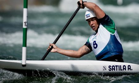 Ana Sátila em canoa durante prova