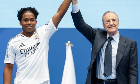 Endrick ao lado de Florentino Pérez. (Foto: Divulgação/Real Madrid)