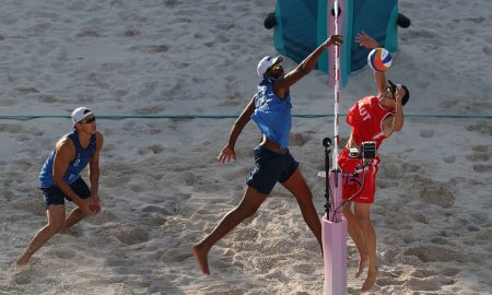 Evandro e Arthur no vôlei de praia em Paris