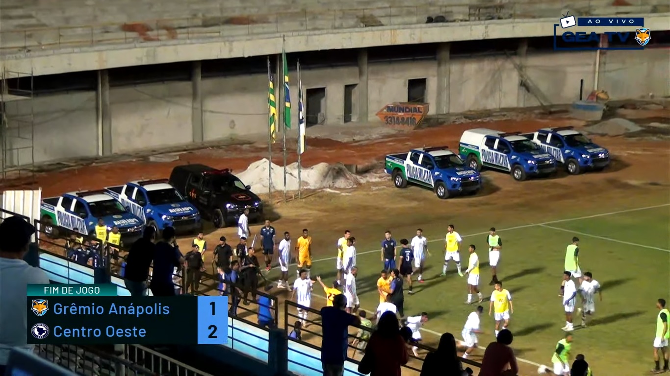 Policial atira em jogador (Foto: Reprodução/GEA TV Youtube)