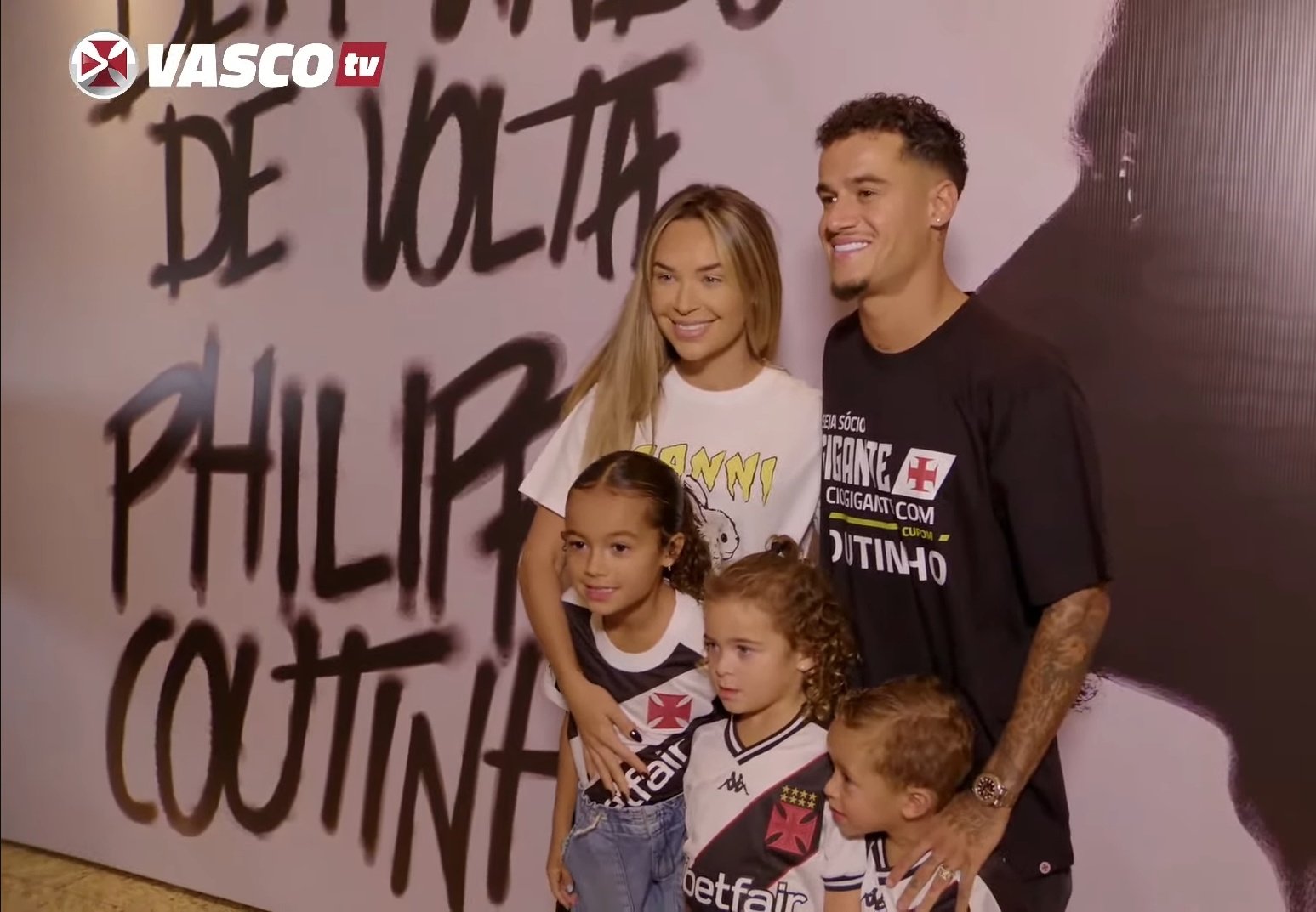 Philippe Coutinho com a família na apresentação ao Vasco