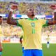 Raphinha marca golaço de falta e é destaque entre as atuações do Brasil (Foto: Thearon W. Henderson/Getty Images)