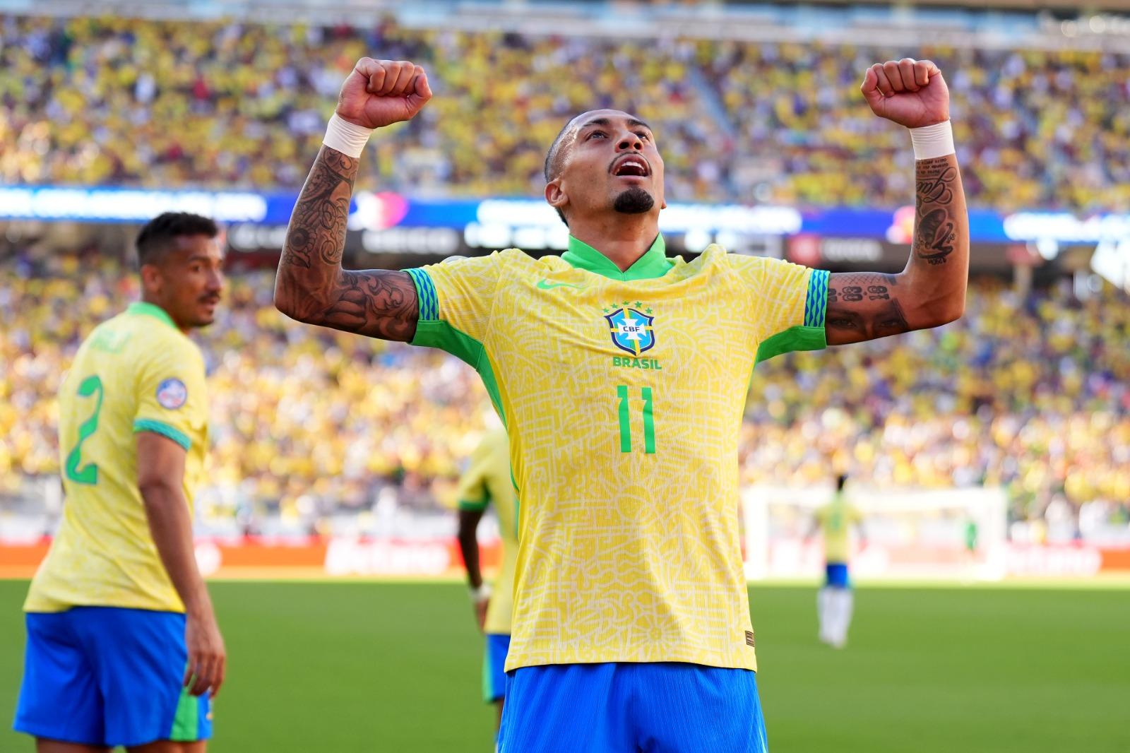 Raphinha marca golaço de falta e é destaque entre as atuações do Brasil (Foto: Thearon W. Henderson/Getty Images)