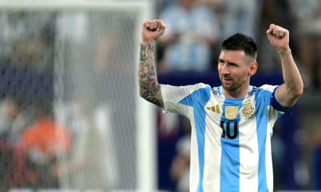 Messi comemorando a vitória. (Foto: JUAN MABROMATA/AFP via Getty Images)