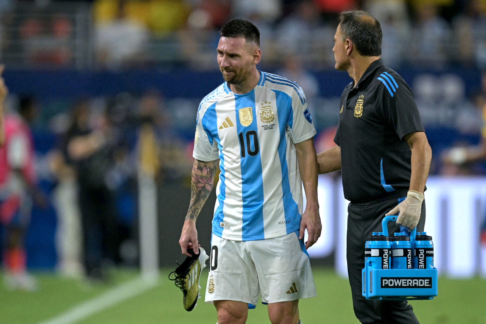 Messi saindo de campo.(Foto: JUAN MABROMATA/AFP via Getty Images)
