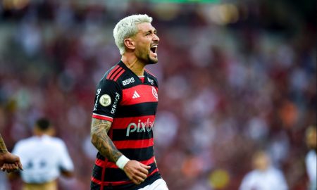 Arrascaeta decide para o Flamengo e vira o novo líder do Brasileirão. (Foto: Marcelo Cortes / CRF)