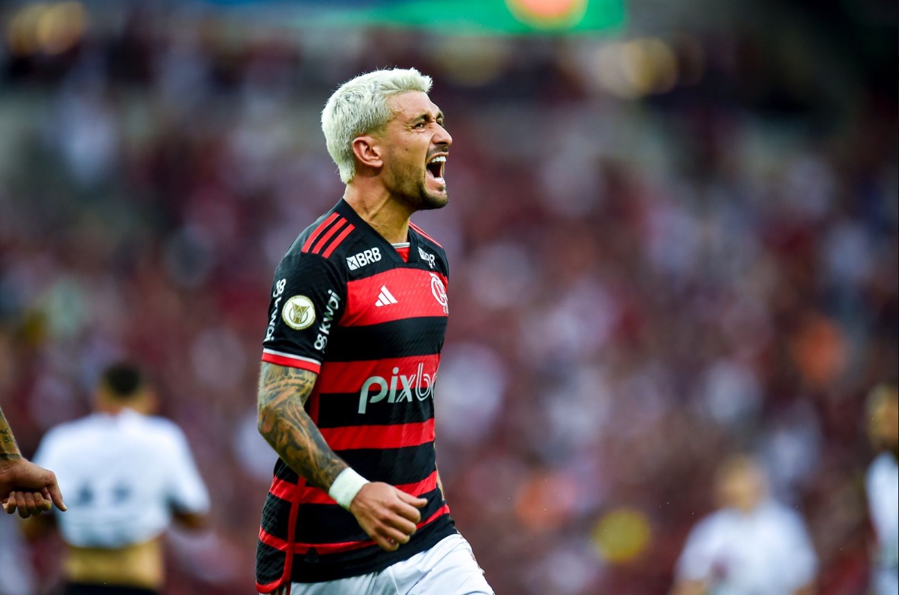 Arrascaeta decide para o Flamengo e vira o novo líder do Brasileirão. (Foto: Marcelo Cortes / CRF)