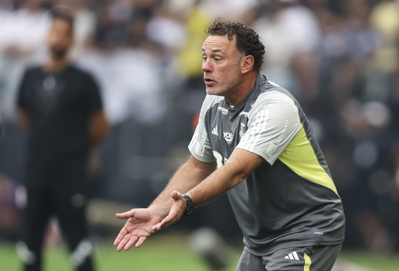 Gabriel Milito se preocupa após Hulk sair lesionado no empate com o CRB. Foto: Alexandre Schneider/Getty Images