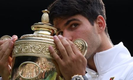 Alcaraz beija o troféu de Wimbledon / Crédito: AELTC