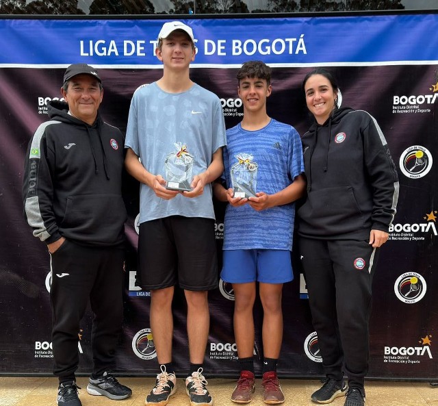 Atletas Omaki Tênis na premiação (Foto: Divulgação)