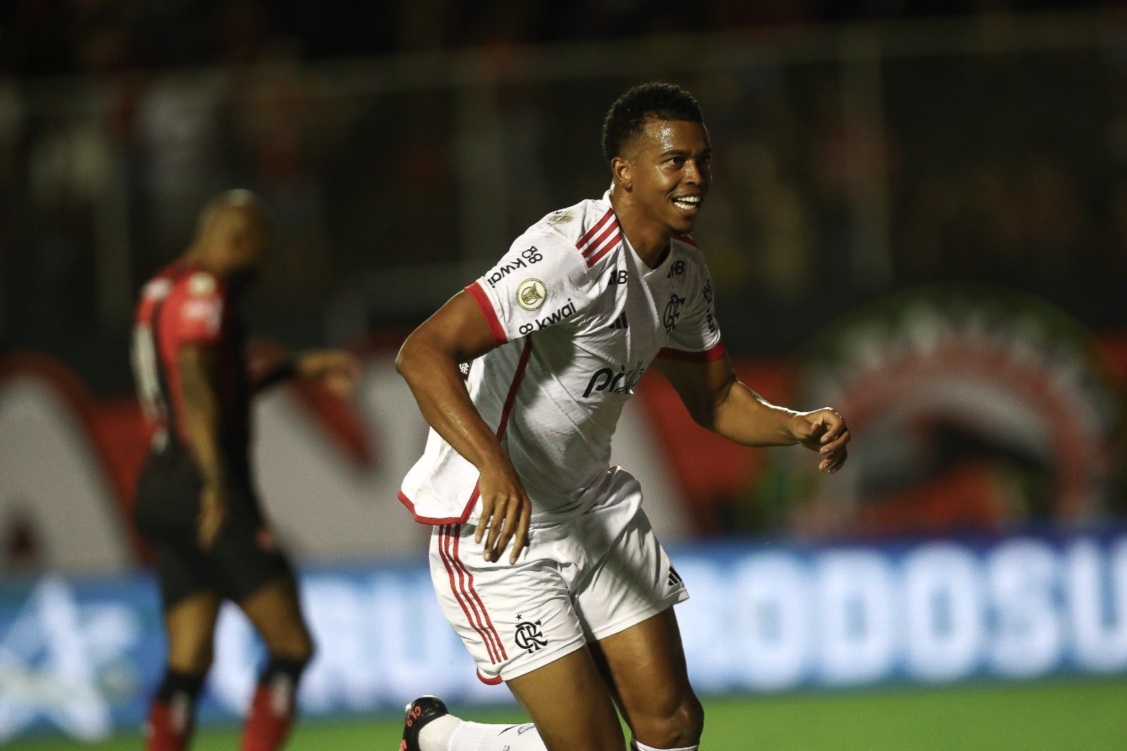 Carlinhos foi autor da vitória do Flamengo sobre o Vitória. Foto: Gilvan de Souza / CRF