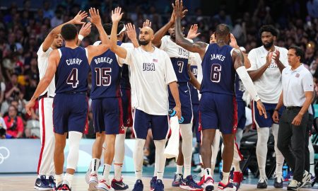 Equipe dos EUA durante partida com a Sérvia (Foto: Divulgação/USA Basketball)